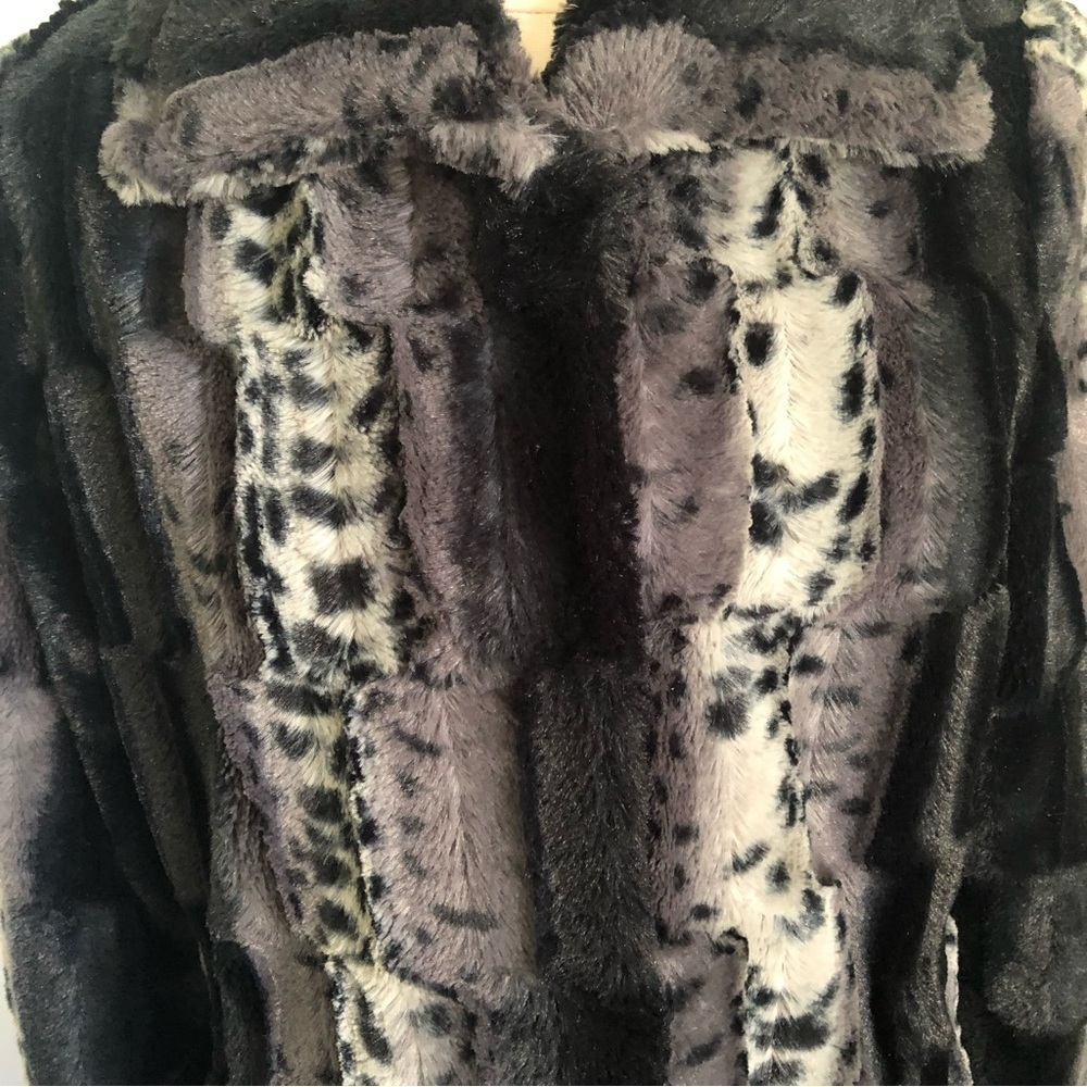 Dennis Basso color gray & black Faux Fur coat w/hook lock buttons Size Small - Picture 6 of 15